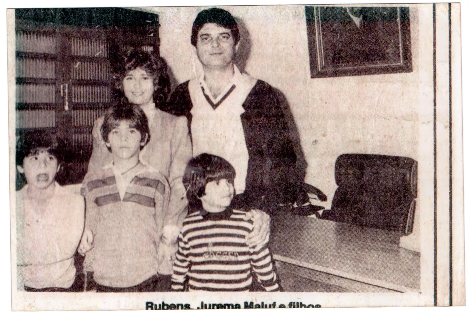Recorte de jornal com fotografia da família reunida, publicado com a legenda "Rubens, Jurema Malut e filhos"