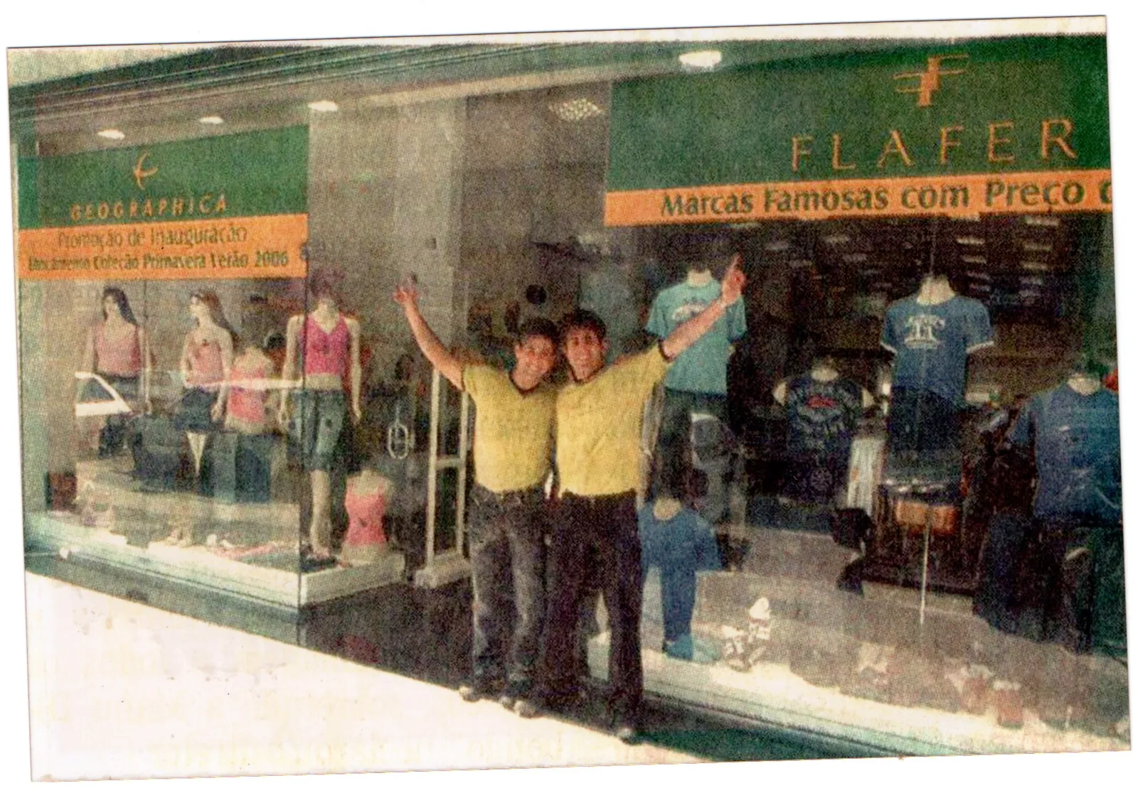 Recorte de jornal mostrando a fachada da loja Flafer Geographica no dia da inauguração, com faixa de "Promoção de Inauguração — Lançamento Coleção Primavera Verão 2006" e duas pessoas de braços erguidos na porta
